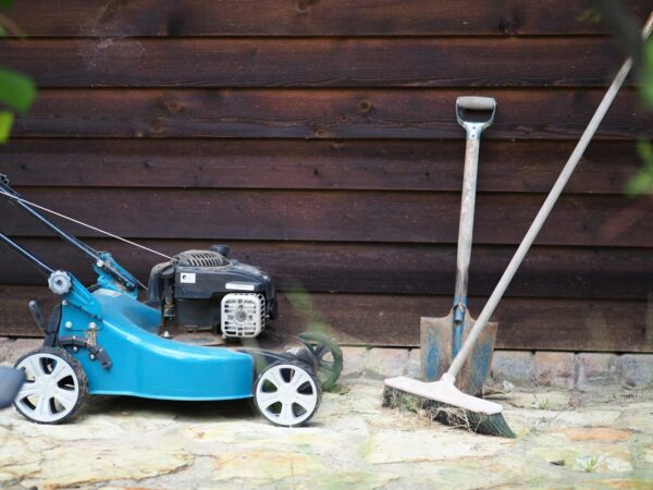 Verschiedene Gartengeräte im Garten